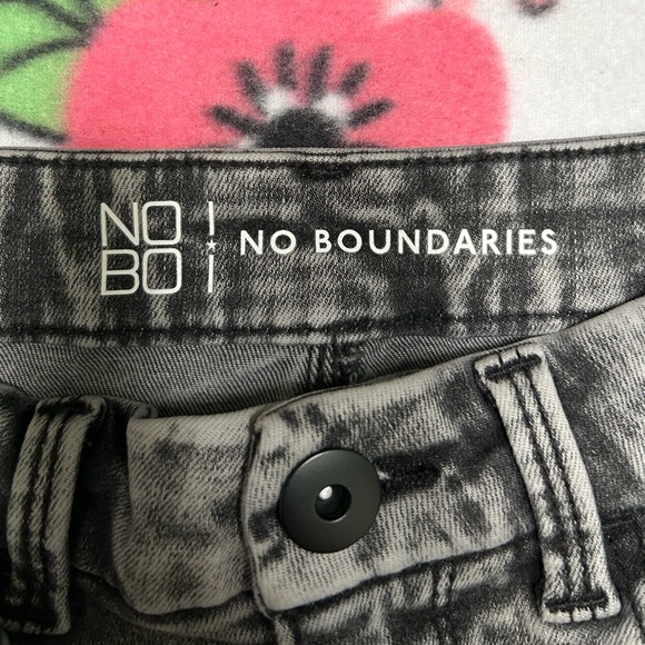 No Boundaries Black Wash Jeans - Picture 3 of 4